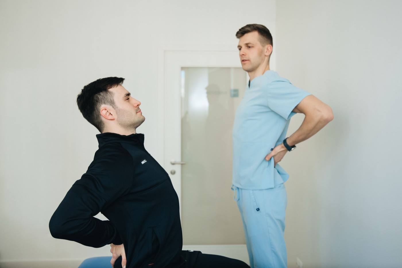 Fysioterapeutti ohjaa potilasta selän harjoitteissa vastaanotolla
